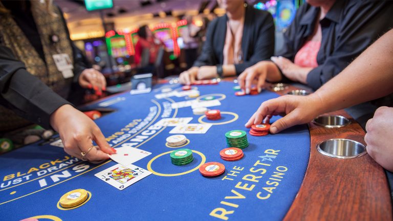 Play Online Casino Games and Earn Rewards Instantly