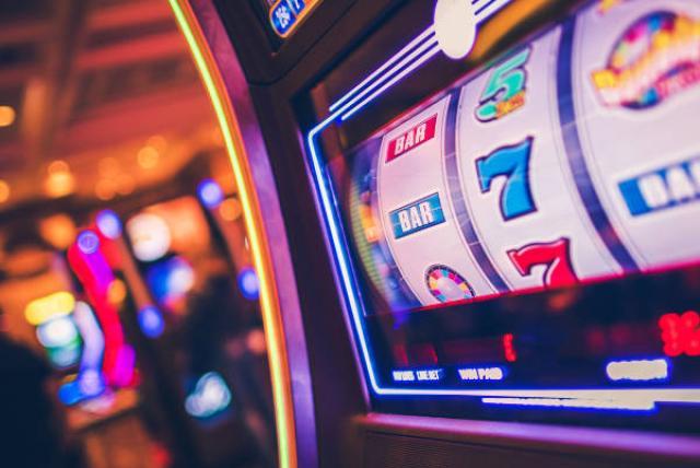 Virtual Reality Integration Transforming Player Interactions in Immersive Online Casino, Slot Environments